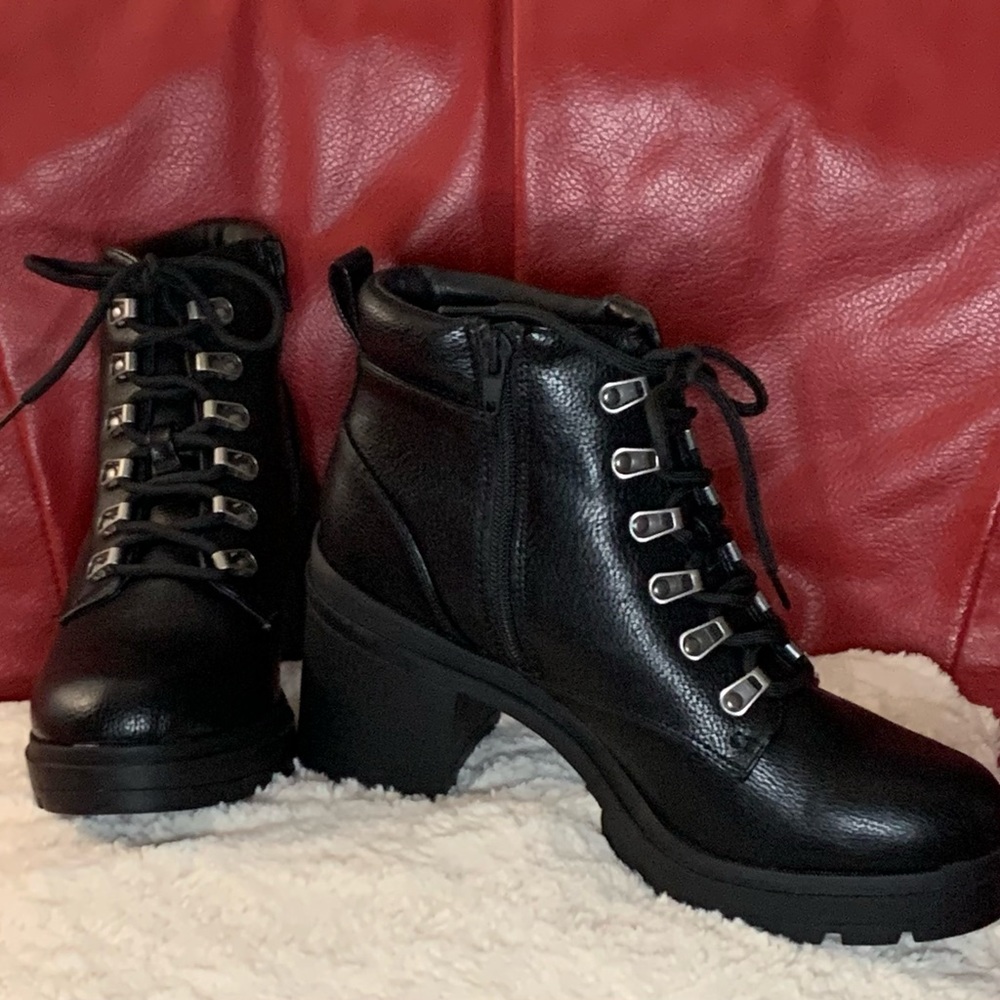 “NO BOUNDARIES” BLACK ANKLE BOOTS!